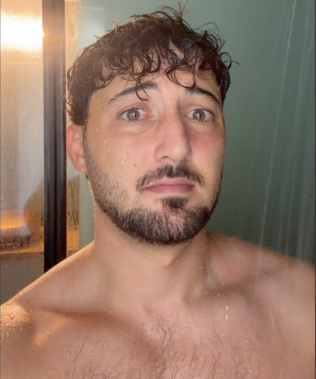 תום בוכה במקלחת
